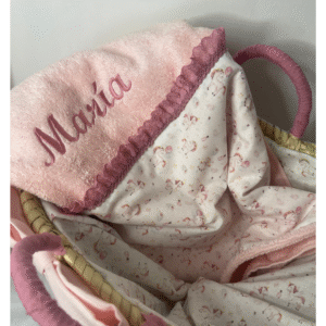 Toalla personalizada con nombre bordado artesanal, confeccionada en rizo de algodón suave, hecha a mano en Don Botón.